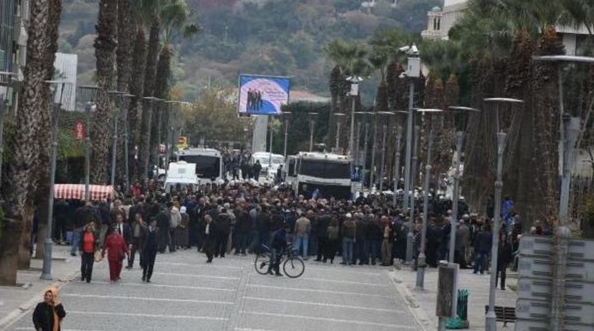 İzmir'de Hdp'lilerin G&ouml;zaltına Alınmasına Tepki