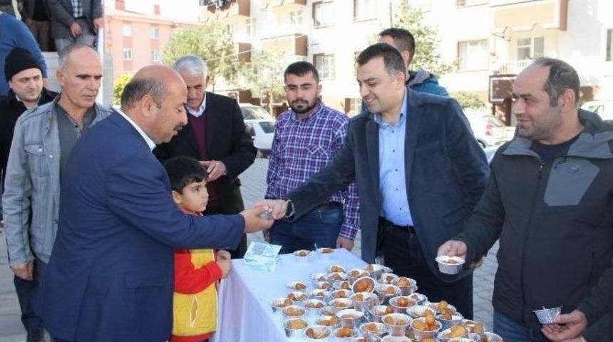 Eczacılar Odası Cuma Namazı Sonrasında Vatandaşlara Tatlı İkram Etti