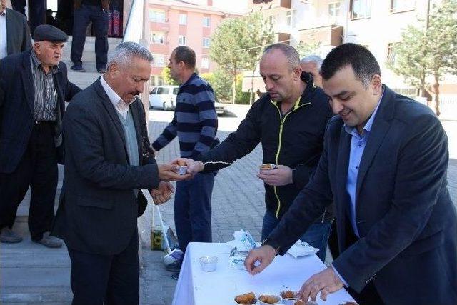 Eczacılar Odası Cuma Namazı Sonrasında Vatandaşlara Tatlı İkram Etti