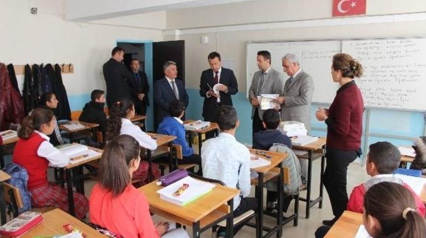 Samsat&rsquo;ta &Ouml;ğrencilere Kitap Yardımı Yapıldı