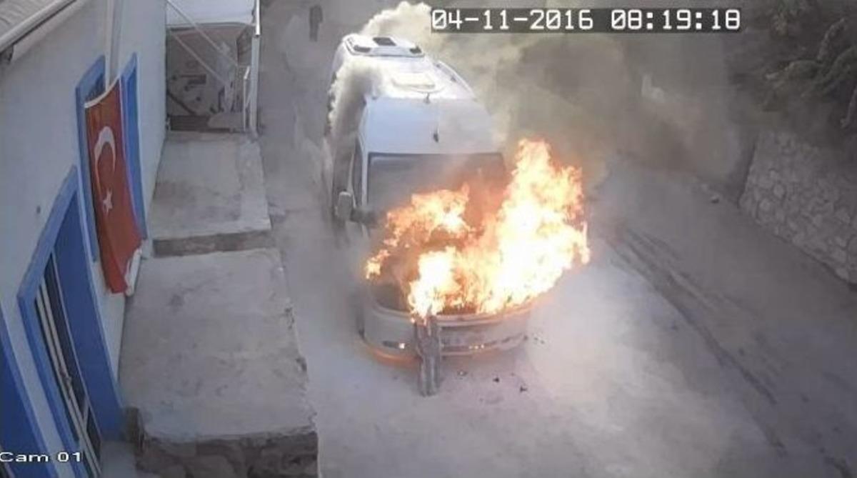 &Ouml;ğrenci Servisi Alev Alev Yandı