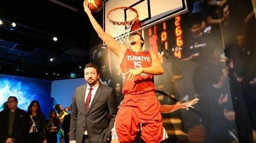 Hidayet T&uuml;rkoğlu&rsquo;nun Balmumu Heykeli Tanıtıldı