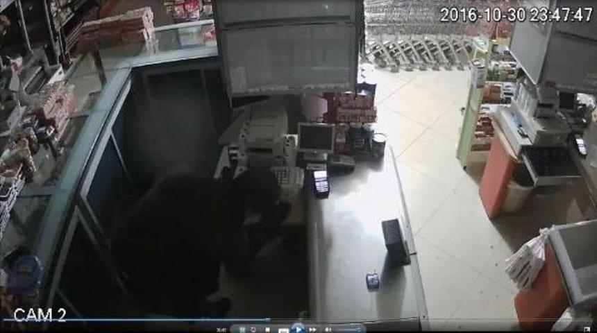 İki G&uuml;n &Ouml;nce Cezaevinden &Ccedil;ıktı, Market Soydu