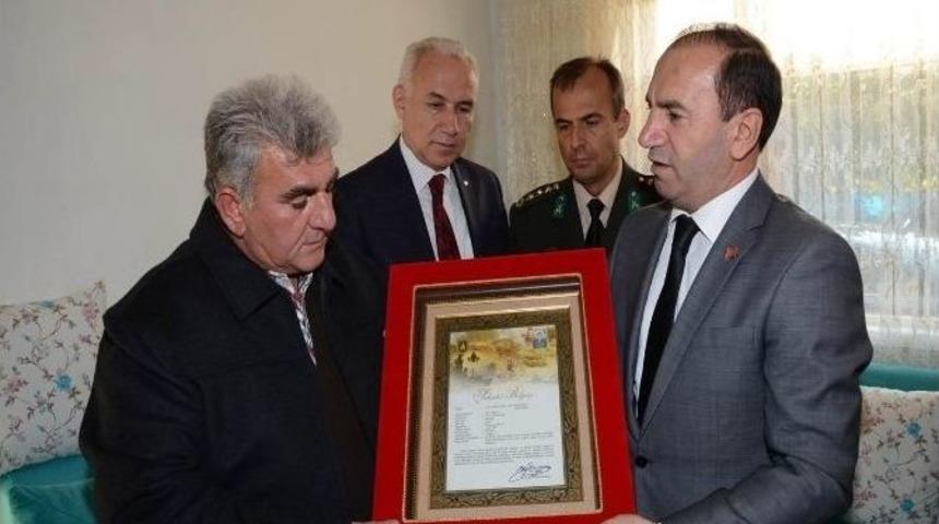 Şehit Uzman &Ccedil;avuş Karakuş&rsquo;un Ailesine Şehadet Belgesi Verildi