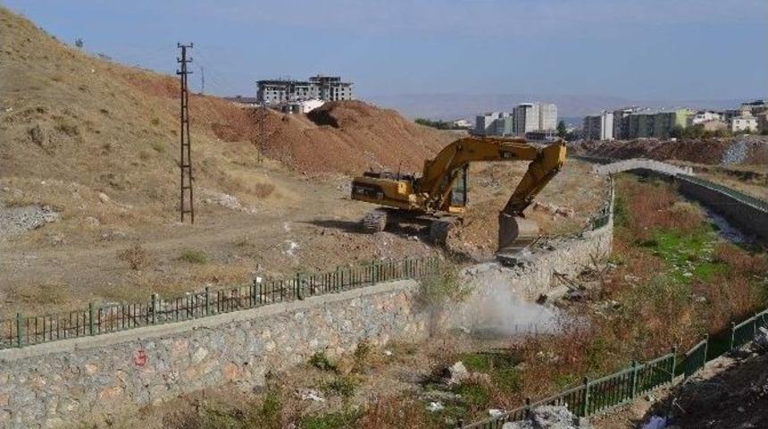Muş Belediyesinden Yol &Ccedil;alışması