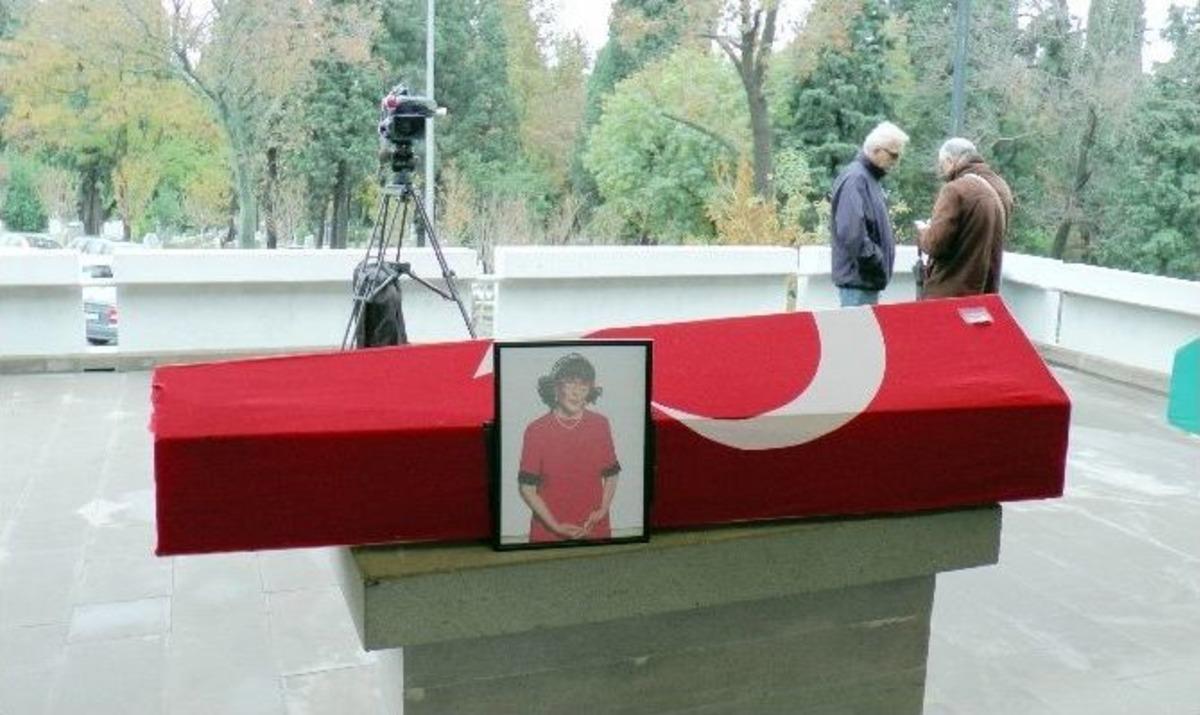 G&ouml;n&uuml;l &Uuml;lk&uuml; &Ouml;zcan Son Yolculuğuna Uğurlandı