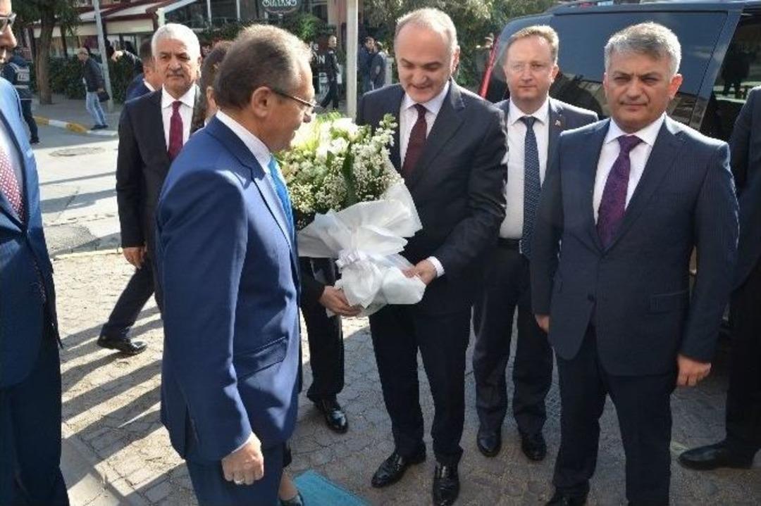 Bakan &Ouml;zl&uuml; Esnafla Namaz Kılıp Aşure Hayrına Katıldı