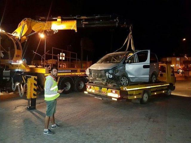 Tur Minibüsü Kaza Yaptı: 2 Turist Yaralı 1