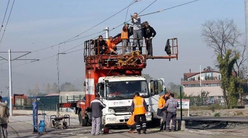 Kamyonun Zarar Verdiği Raylı Sistem Hattı Onarılıyor