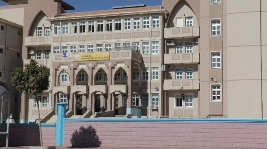 &Ouml;ğrenciler Arasında Bı&ccedil;aklı Kavga: 3 Yaralı