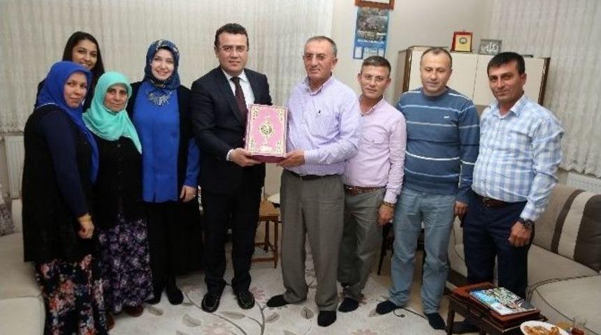 Taş&ccedil;ı&rsquo;dan Hacılara Kur&rsquo;an Ve T&uuml;rk Bayrağı