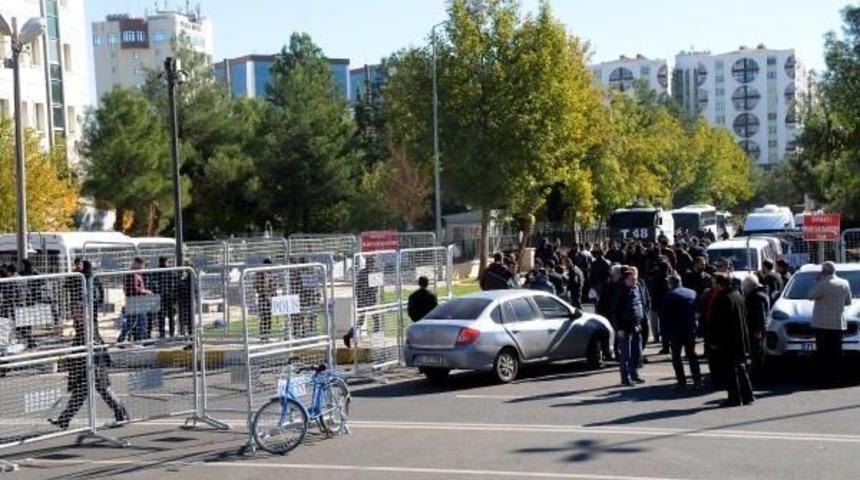Diyarbakır'da Adliye &Ouml;n&uuml;nde Tuncel'in De Bulunduğu 10 Kişi G&ouml;zaltında
