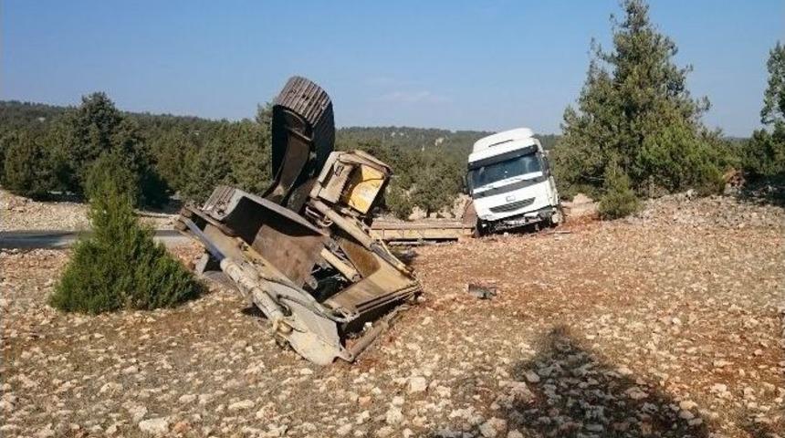 Tır, &Uuml;zerindeki İş Makinesiyle Kaza Yaptı
