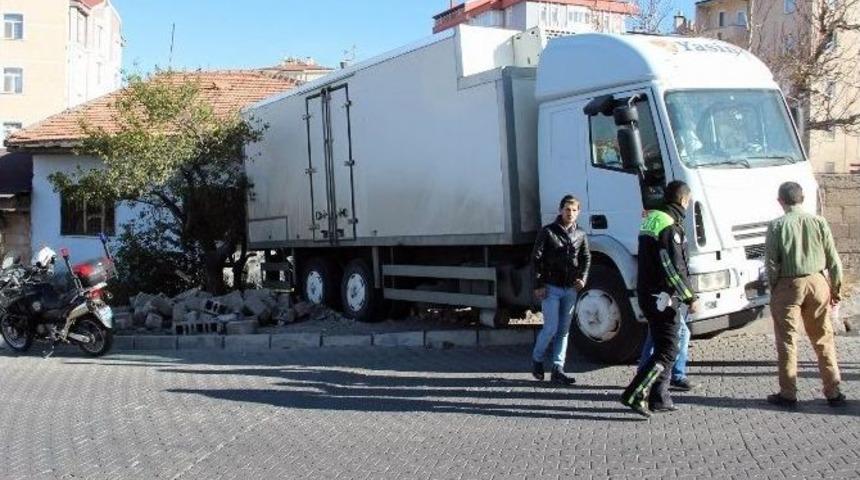 Freni Boşalan Kamyon Evin Bah&ccedil;esine Girdi