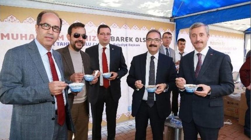 Tahmazoğlu Ga&uuml;n&rsquo;de Aşure Dağıttı
