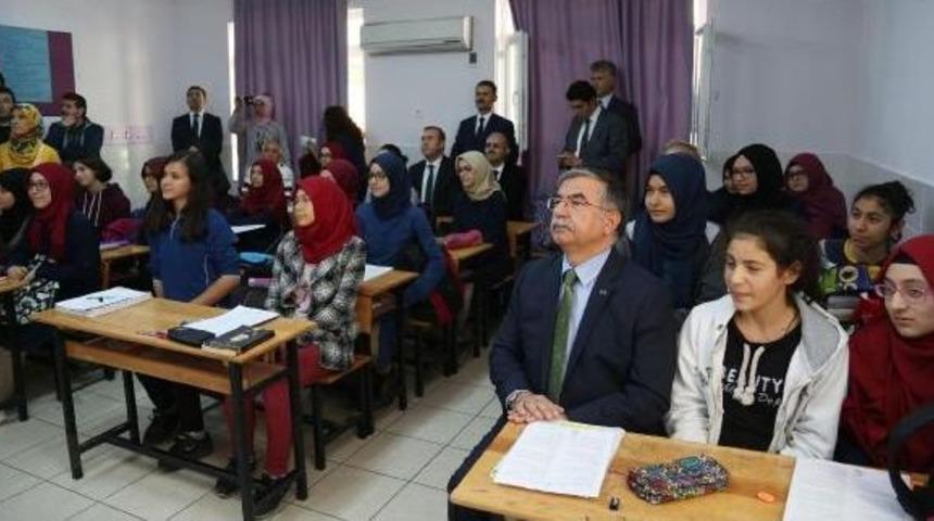 Bakan Yılmaz: 153 Bin Suriyeli &Ccedil;ocuk T&uuml;rk&ccedil;e M&uuml;fredatla Eğitim G&ouml;r&uuml;yor (2)