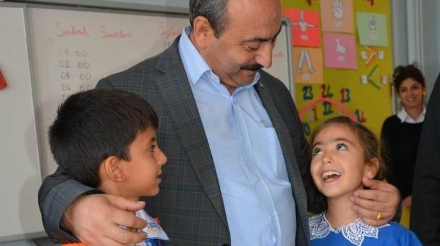 Başkan Arpacı, Kendine Mektup Yazan Minik &Ouml;ğrencileri Ziyaret Etti