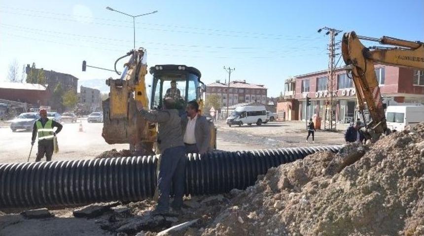 Yüksekova’da Zarar Gören Yollar Onarılıyor
