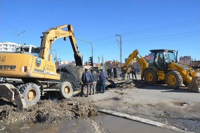 Yüksekova’da Zarar Gören Yollar Onarılıyor