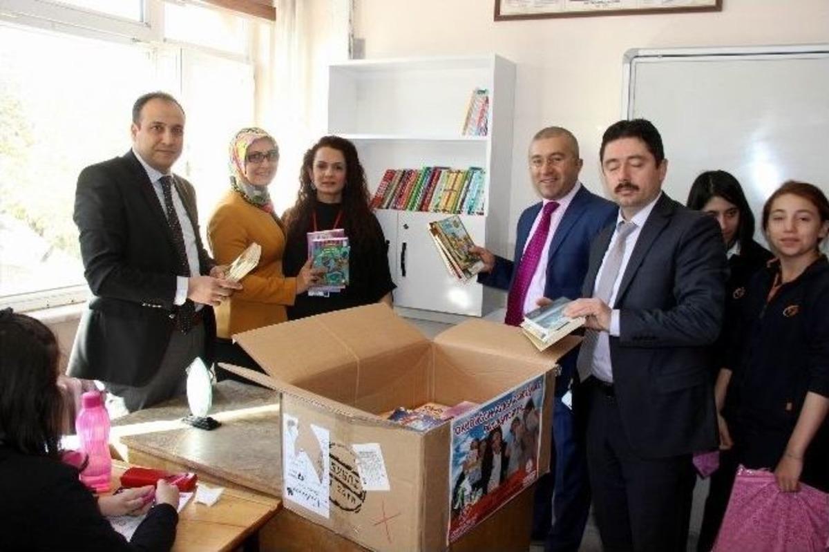 &Ouml;zel Tekden Ortaokulu&rsquo;ndan Kardeş Rauf Denktaş Ortaokulu&rsquo;na 4 Bin Kitap Hediye