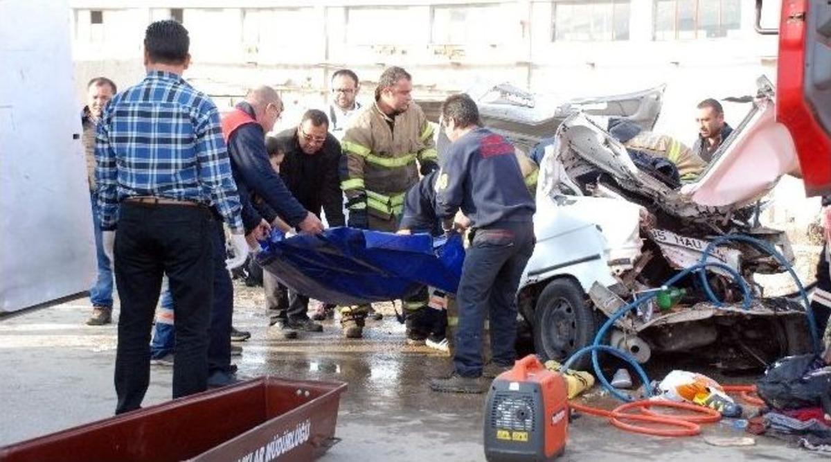 İzmir&rsquo;de Feci Kaza: 4 &Ouml;l&uuml;, 1 Yaralı