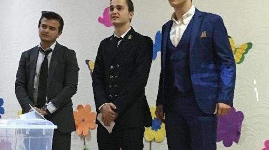 &Ouml;ğrenciler Sandık Başına Gitti