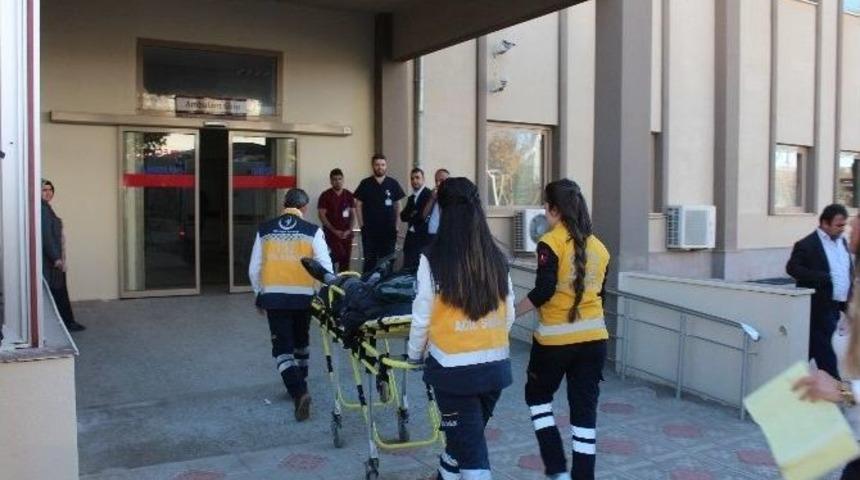 Motosiklet İle Otomobil &Ccedil;arpıştı: 1 Yaralı