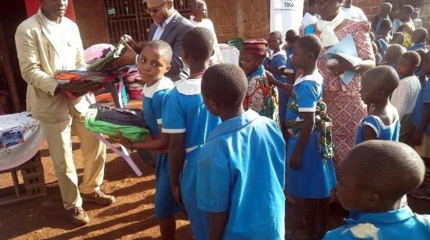 Tika Kamerun&rsquo;da Hıv Vir&uuml;s&uuml; Taşıyan &Ccedil;ocukların Y&uuml;z&uuml;n&uuml; G&uuml;ld&uuml;rd&uuml;