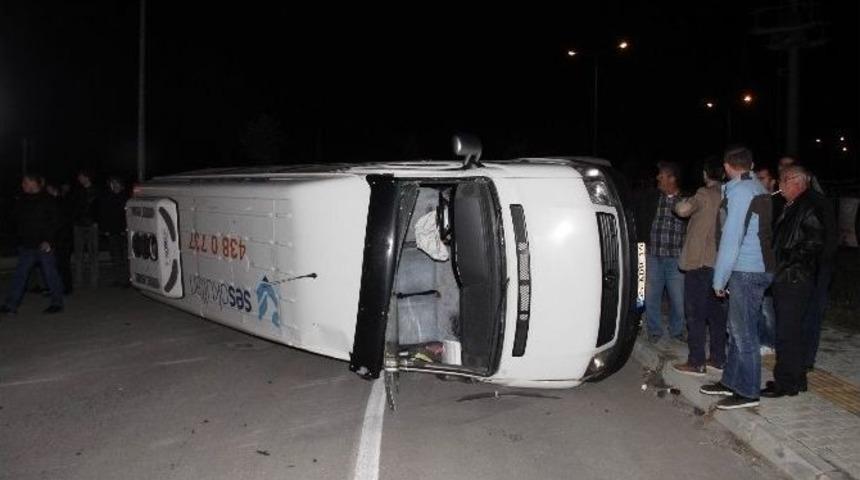 Kamyonet İle Servis Minib&uuml;s&uuml; &Ccedil;arpıştı: 1 Yaralı