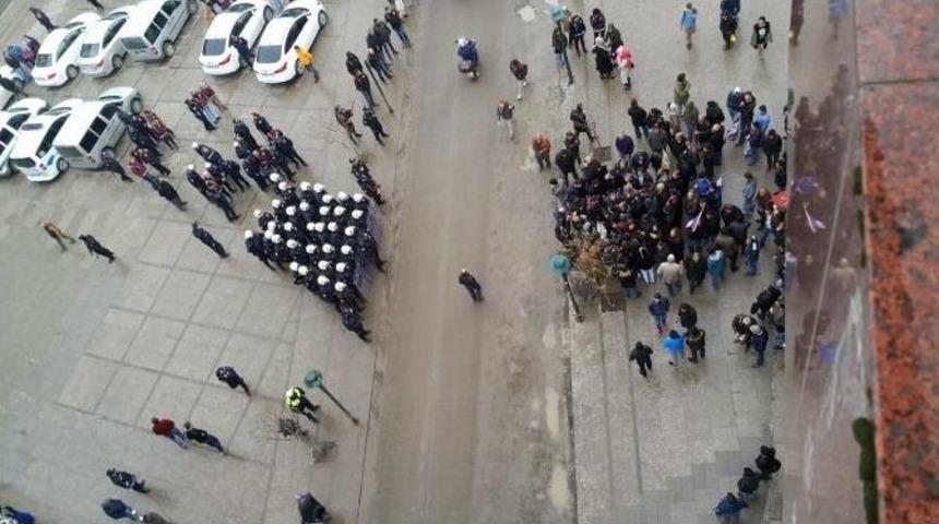 &Ccedil;orlu&rsquo;da İzinsiz Eyleme Polis M&uuml;dahalesi