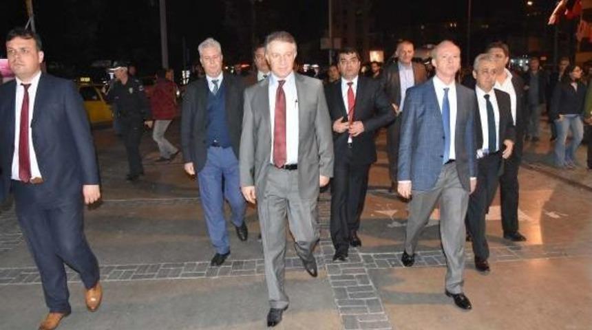İzmir'de Hdp'lilerin Eylemine Polis M&uuml;dahalesi: 55 G&ouml;zaltı (2)