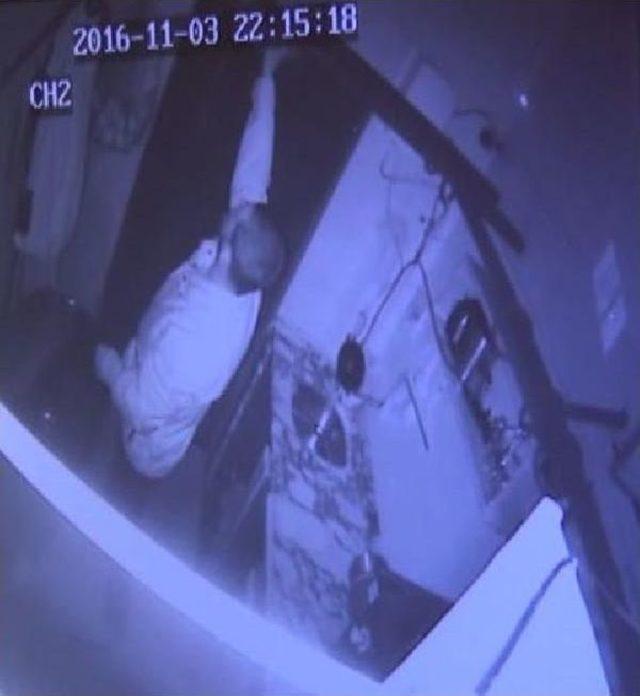 Hırsızlık Anı G&uuml;venlik Kamerasına Yansıdı 1