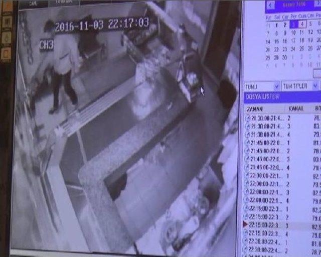 Hırsızlık Anı G&uuml;venlik Kamerasına Yansıdı 3