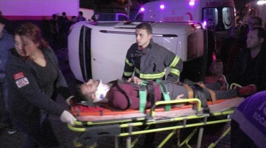 Otomobilin &Ccedil;arptığı Ticari Ara&ccedil; Yan Yattı: 5 Yaralı