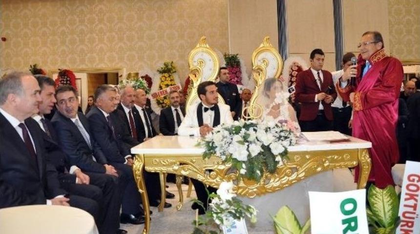 Bakan &Ouml;zl&uuml; Nikah Şahitliği Yaptı