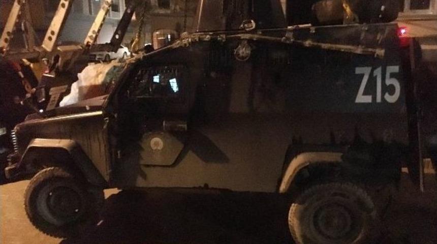 Esenyurt&rsquo;ta Polis Aracı Devrildi: 3 Yaralı