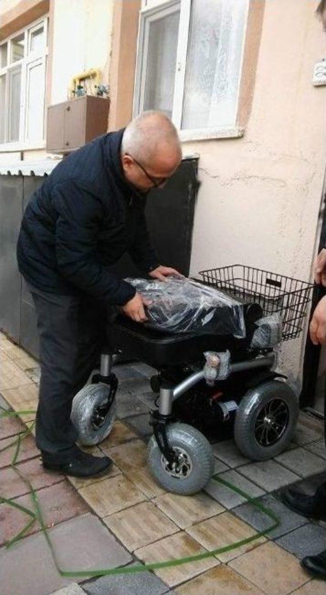 Ak&uuml;l&uuml; Tekerlekli Arabası &Ccedil;alınan Engelli Kadın Yeni Aracına Kavuştu 1