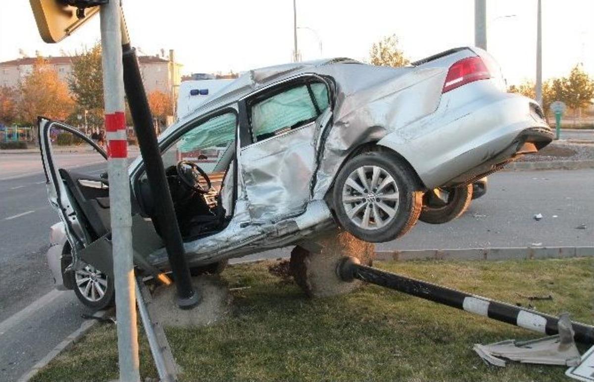 İş&ccedil;ileri Taşıyan Servis İle Otomobil &Ccedil;arpıştı: 8 Yaralı