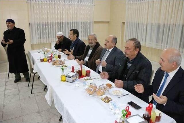 Vali Dağlı Huzurevi Sakinlerini Ziyaret Etti 1