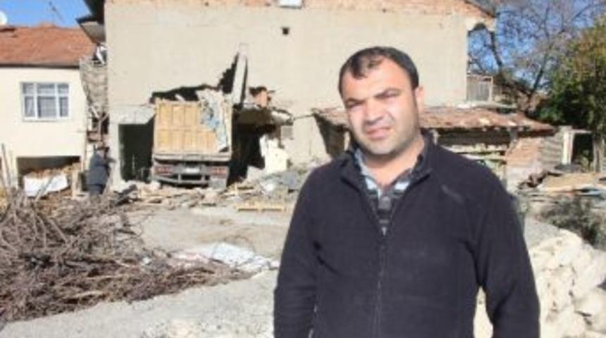 1 Aydır Kamyonun Evden &Ccedil;ıkarılması Bekleniyor