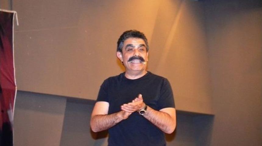 &Ccedil;ağdaş Nasreddin Hoca G&uuml;ld&uuml;r&uuml;rken D&uuml;ş&uuml;nd&uuml;rd&uuml;