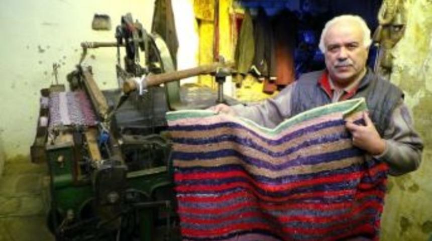 107 Yıllık Kilim Dokuma Makinesiyle Mesleğini Yaşatmaya &Ccedil;alıyor