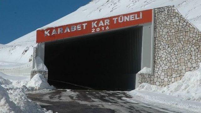 (özel Haber) Bahçesaray Kar Tüneliyle Dünyaya Bağlandı