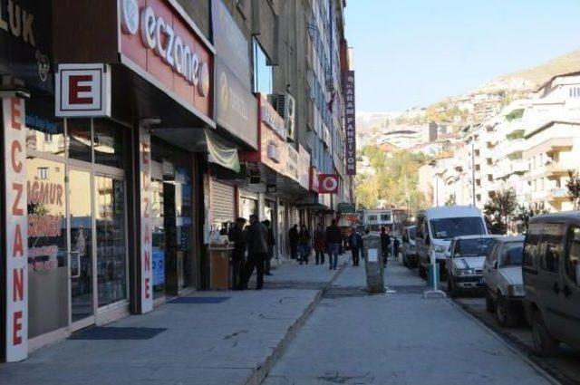 Zabıta Esnafla Görüştü, Hakkari'deki Kepenkler Açıldı