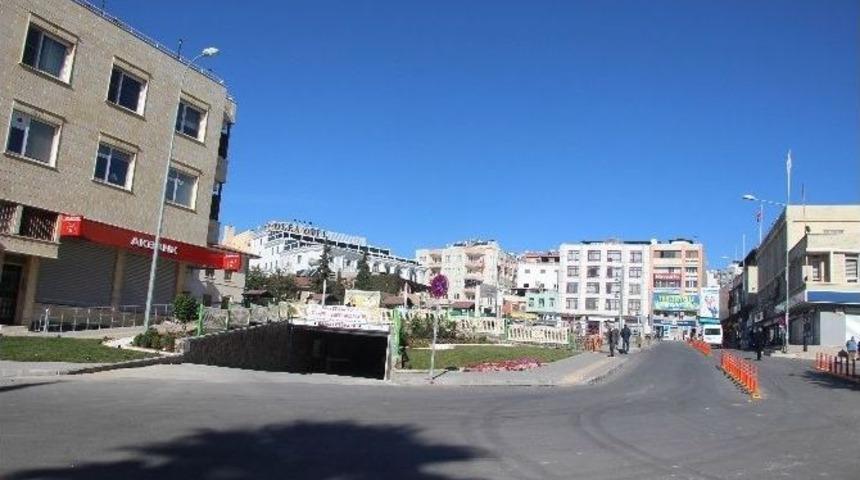 Cumhuriyet Meydanı Ve Otopark Girişinde &Ccedil;evre D&uuml;zenlemesi Tamamlandı