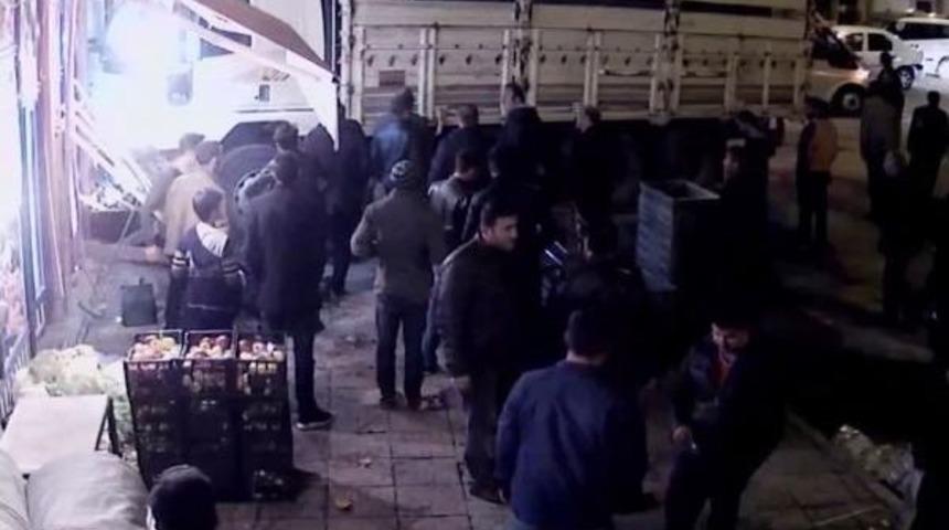 El Freni &Ccedil;ekilmeden Park Edilen Kamyon Işyerine Girdi