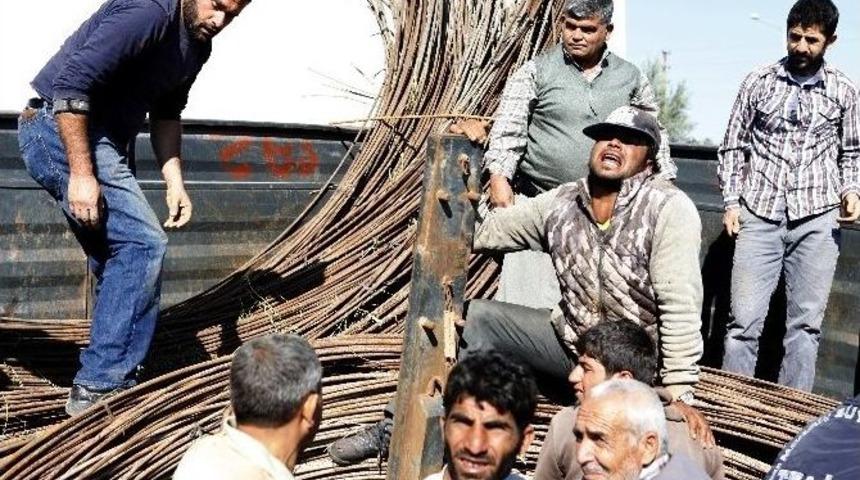 Ayağı Demirlerin Altında Kalan Gencin İmdadına İtfaiye Yetişti