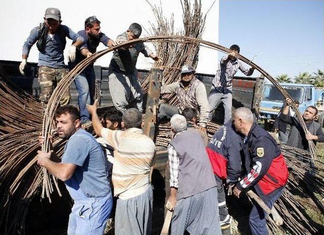 Ayağı Demirlerin Altında Kalan Gencin İmdadına İtfaiye Yetişti 1