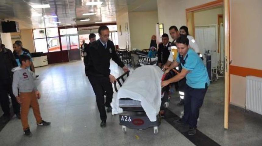 Doğum Yolunda Kaza: İkizi Ve Karnındaki Bebeğiyle &Ouml;ld&uuml;