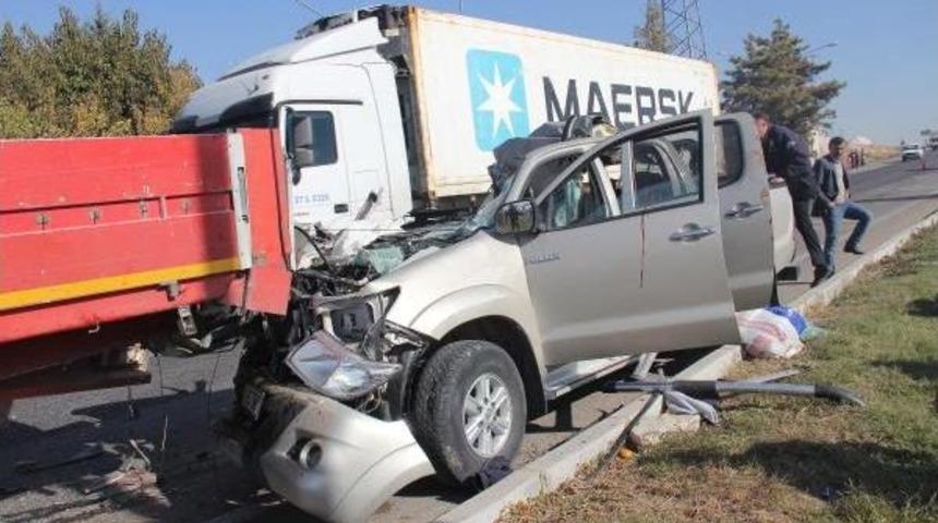 Kamyonet, Tır&rsquo;A Arkadan &Ccedil;arptı: 1 &Ouml;l&uuml;, 4 Yaralı